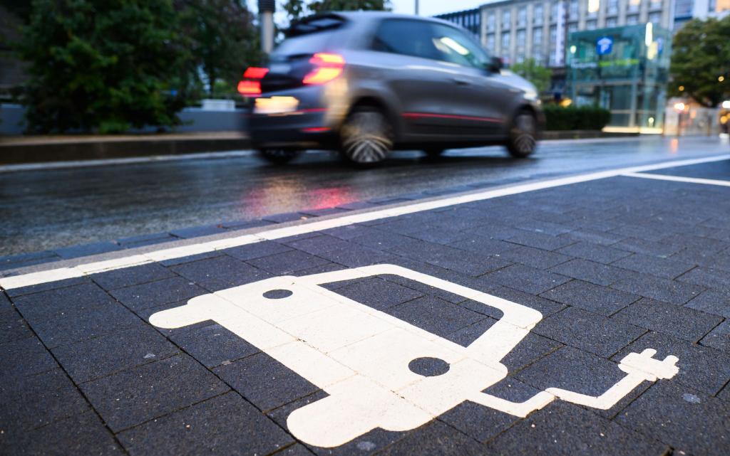 Steigende Rabatte machen Elektroautos billiger. (Archivbild) - Foto: Julian Stratenschulte/dpa