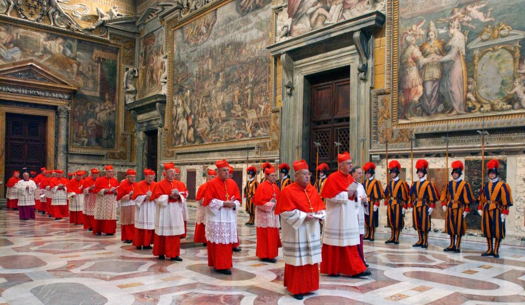 Das Foto zeigt, wie die Kardinäle zu Beginn des Konklaves im Jahr 2005 in einer Prozession zur Sixtinischen Kapelle im Vatikan gehen. (Archivbild) - Foto: Uncredited/Osservatore Romano via AP/dpa