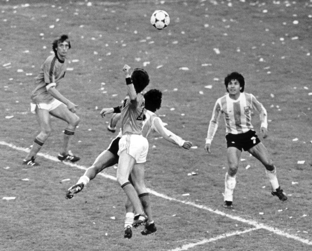 Der argentinische Verteidiger Luis Galván hat im WM-Finale 1978 den Ball im Blick. Wenig später ist er Fußball-Weltmeister. - Foto: picture-alliance/ dpa