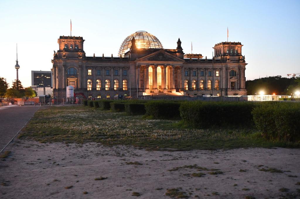 Regierungswechsel in Deutschland: Sicht auf den Bundestag am frühen Morgen. - Foto: Paul Zinken/dpa