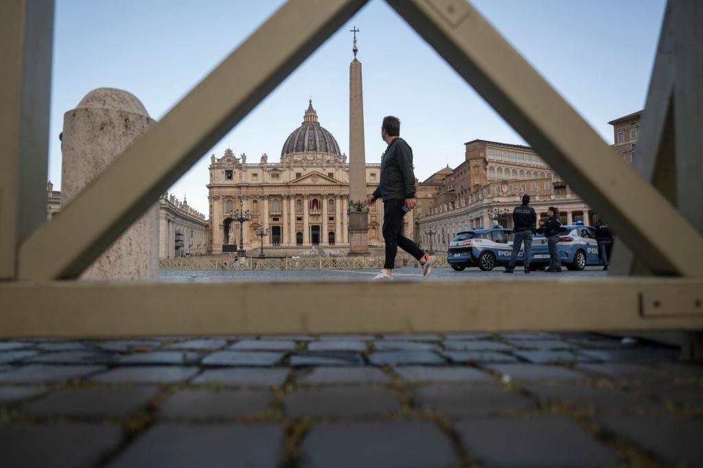 Vor Konklave - Letzte Vorbereitungen für Papstwahl. Polizeifahrzeuge stehen auf dem Petersplatz in der Nähe des Petersdoms. - Foto: Marijan Murat/dpa
