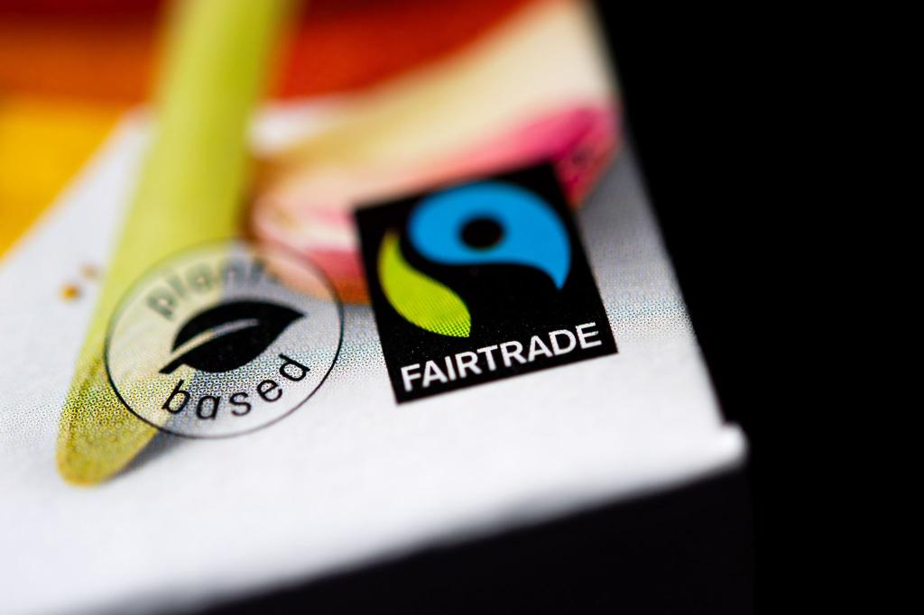 Wenn dieses Siegel auf einer Verpackung ist, soll der Inhalt fair produziert und gehandelt sein - so das Versprechen des Vereins Fairtrade. - Foto: Sina Schuldt/dpa