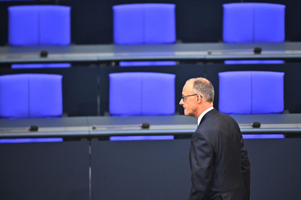 Friedrich Merz ist im ersten Wahlgang nicht zum Bundeskanzler gewählt worden - und der Dax gibt nach. - Foto: Sebastian Gollnow/dpa