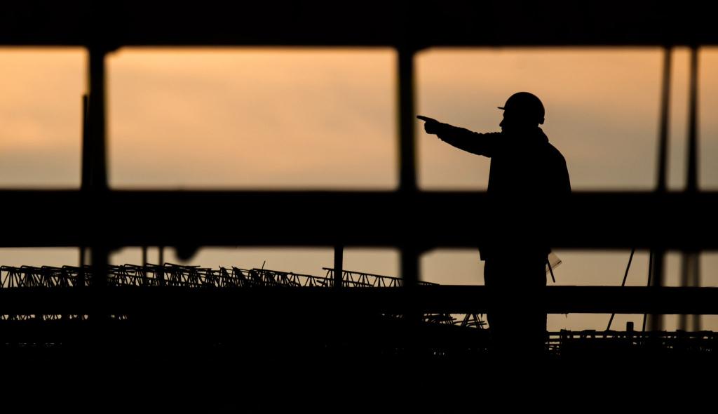Die Betriebe in Deutschland leiden weiter unter Fachkräftemangel. (Archivbild) - Foto: Julian Stratenschulte/dpa