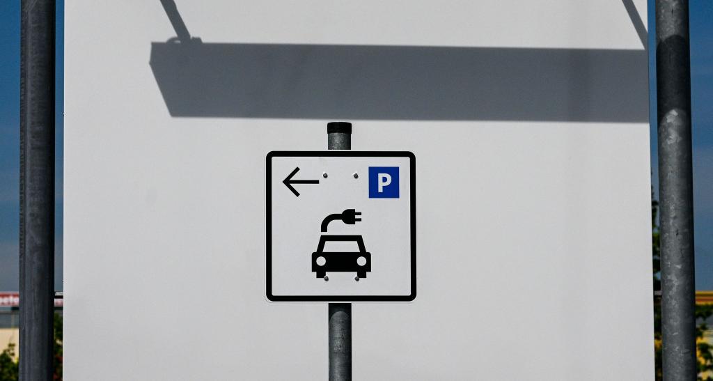 Die Zahl der Neuzulassungen von E-Autos in Deutschland zieht wieder an. (Archivbild) - Foto: Jens Kalaene/dpa