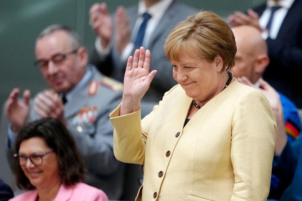 Beim gescheiterten ersten Kanzler-Wahlgang von Friedrich Merz saß Angela Merkel auf der Ehrentribüne. Beim zweiten Anlauf fehlte die Altkanzlerin. Die Gratulation kam später auf einem anderen Weg. - Foto: Kay Nietfeld/dpa