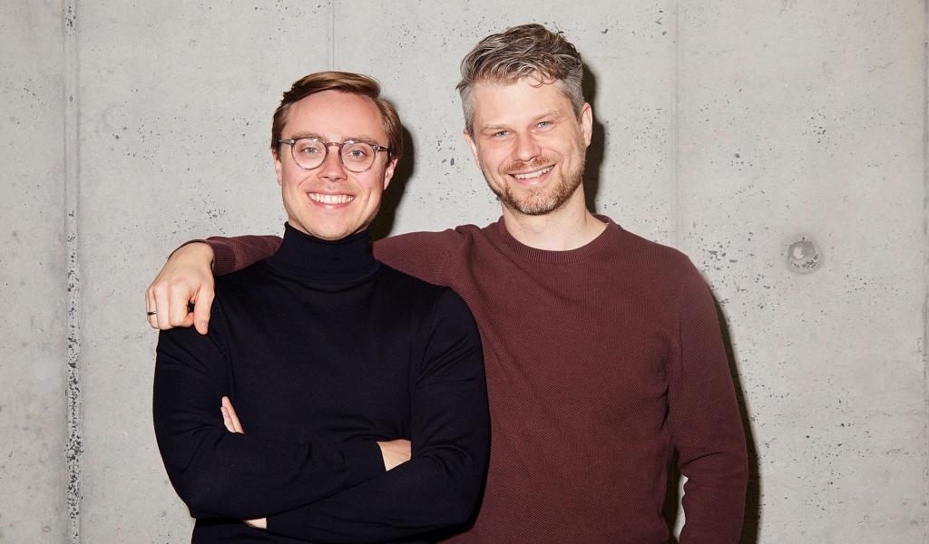 Die beiden Mitbegründer des Berliner KI-Start-ups Parloa Malte Kosub (l) und Stefan Ostwald. - Foto: Parloa/dpa