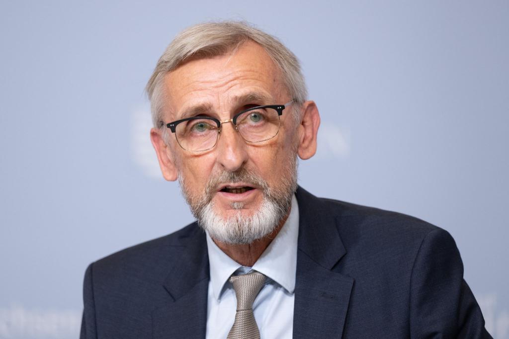 Innenminister Armin Schuster lehnt nach AfD-Einstufung anlasslose Gesinnungsprüfung für Beamte mit AfD-Mitgliedschaft ab. (Archivbild) - Foto: Sebastian Kahnert/dpa