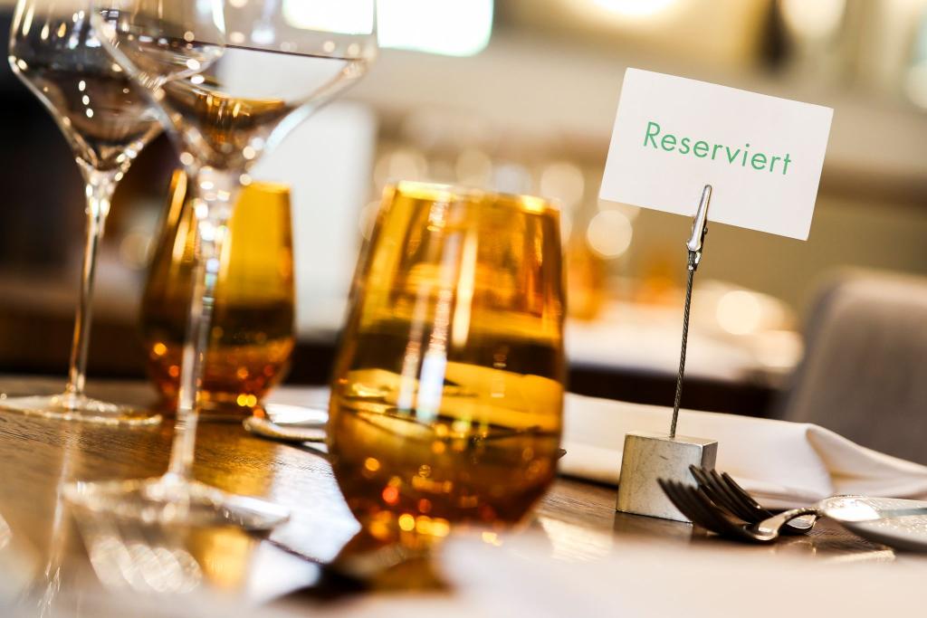 Wer im Restaurant einen Tisch reserviert und nicht erscheint, wird manchmal vom Wirt zur Kasse gebeten. (Archivbild) - Foto: Christoph Reichwein/dpa