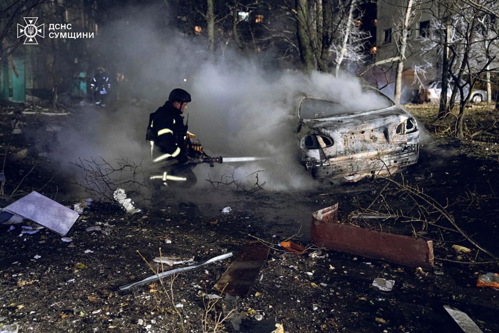 Die nordostukrainische Großstadt Sumy nahe der russischen Grenze ist immer wieder Ziel von russischen Raketen- und Drohnenangriffen. (Archivbild) - Foto: Uncredited/Ukrainian Emergency Service/dpa