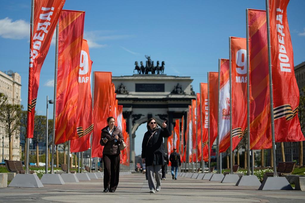 Die russische Hauptstadt Moskau ist zum Tag des Sieges in ein Fahnenmeer gehüllt. (Archivbild) - Foto: Pavel Bednyakov/AP/dpa