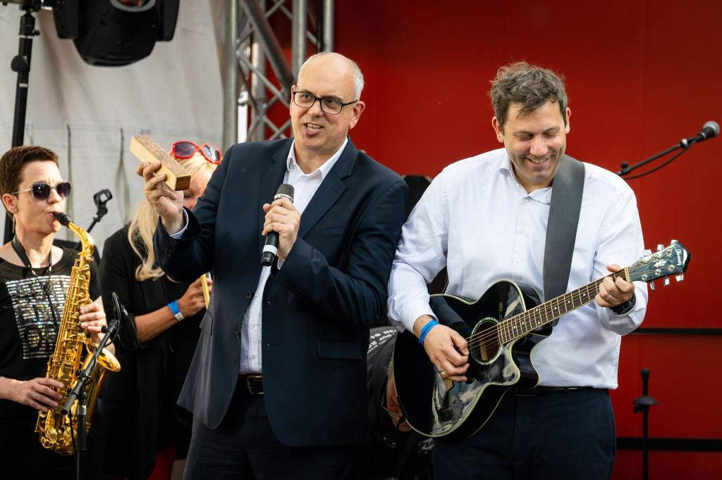 Klingbeil spielt Gitarre - und zwar nicht nur zum Entspannen: hier 2023 auf einer SPD-Wahlkampfveranstaltung in Bremen. - Foto: Sina Schuldt/dpa