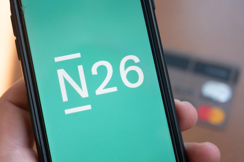 Die Smartphone-Bank N26 startet zusammen mit Vodafone ein Mobilfunkangebot für Deutschland. (Symbolbild) - Foto: Christophe Gateau/dpa