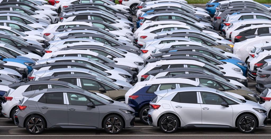 Die deutsche Industrie hat mehr Aufträge bekommen - auch im Autobau (Archivbild) - Foto: Hendrik Schmidt/dpa
