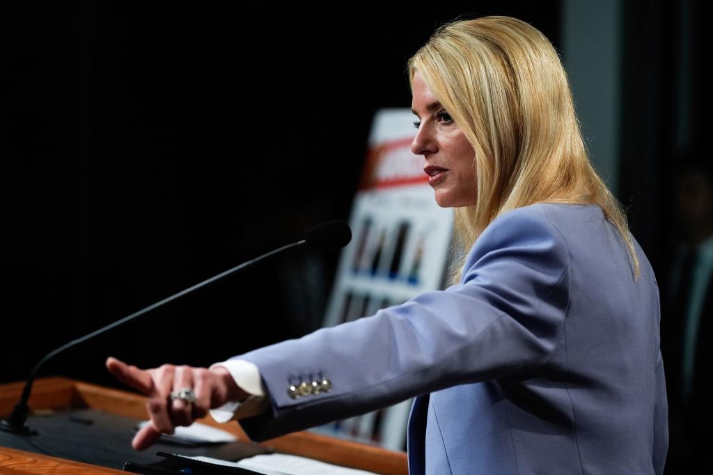 Erfolg für Trumps Justizministerin Pam Bondi: Anti-Drogenbehörden ist ein großer Schlag gegen den illegalen Drogenhandel gelungen. - Foto: Julia Demaree Nikhinson/AP/dpa