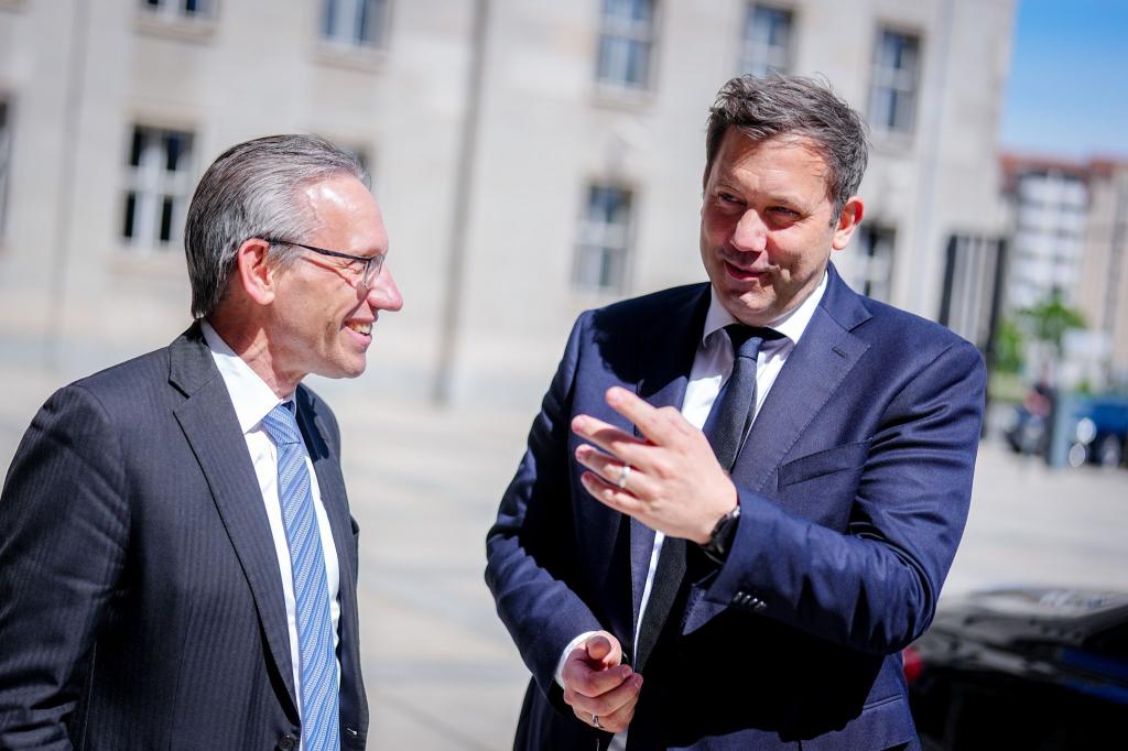 Vizekanzler Klingbeil hat das Finanzministerium übernommen. - Foto: Kay Nietfeld/dpa
