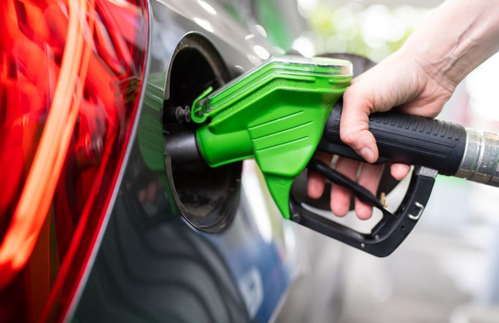 Tanken ist billiger geworden. (Symbolbild) - Foto: Sven Hoppe/dpa