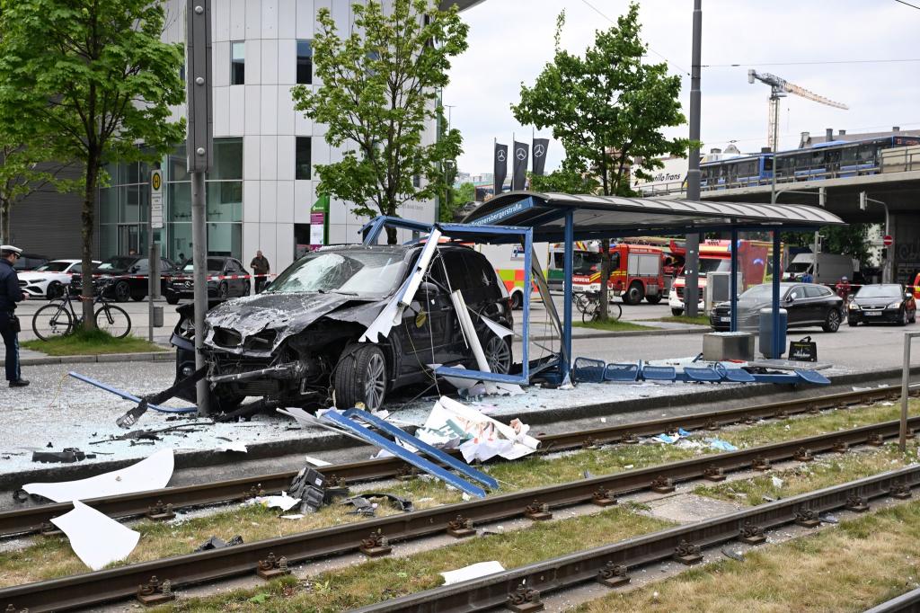 Das Auto fuhr in ein Haltestellenhäuschen nahe der Donnersbergerbrücke. - Foto: Felix Hörhager/dpa