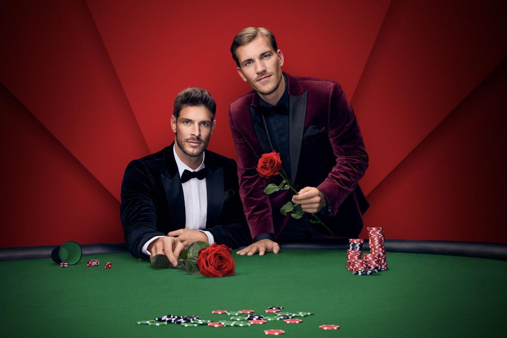 Sie verteilen bald die Rosen auf RTL: der Kölner Versicherungsfachmann Martin Braun und der Berliner Fotograf Felix Stein. (Handout) - Foto: RTL / Benno Kraehahn/dpa