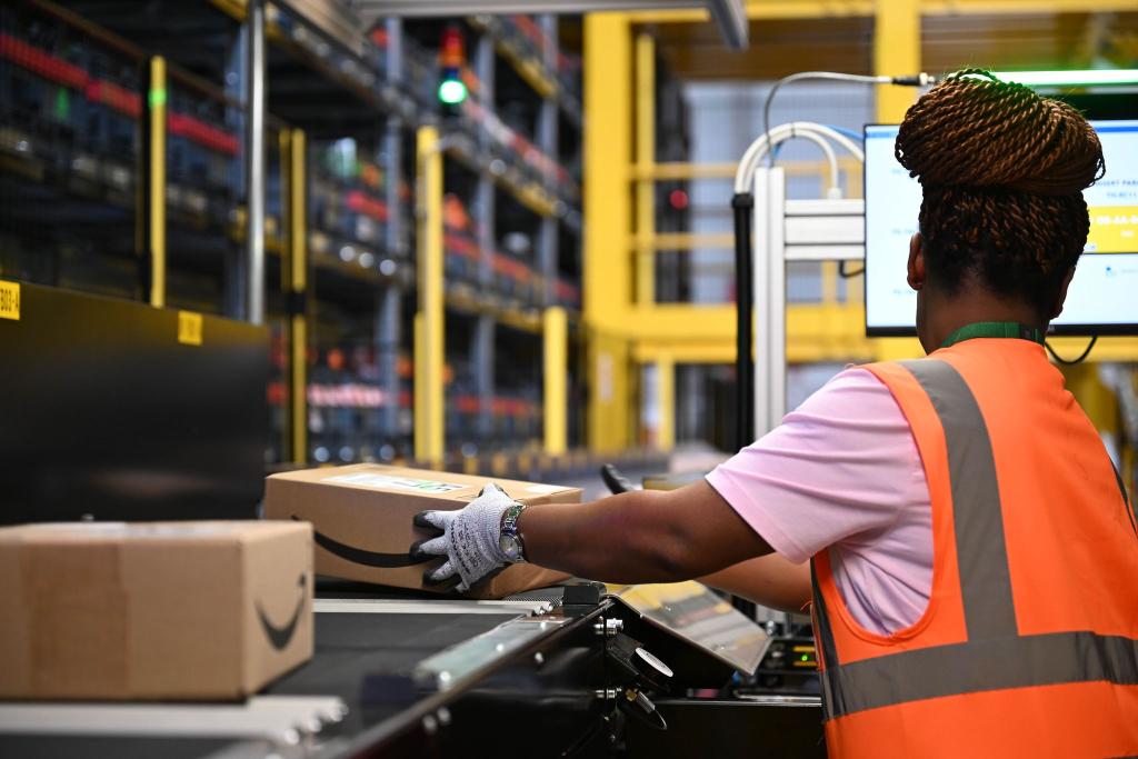 Eine Amazon-Mitarbeiterin an einem Standort des US-Logistikers in Dortmund - ein Job von 40.000 in Deutschland, Tendenz steigend. - Foto: Wolf von Dewitz/dpa