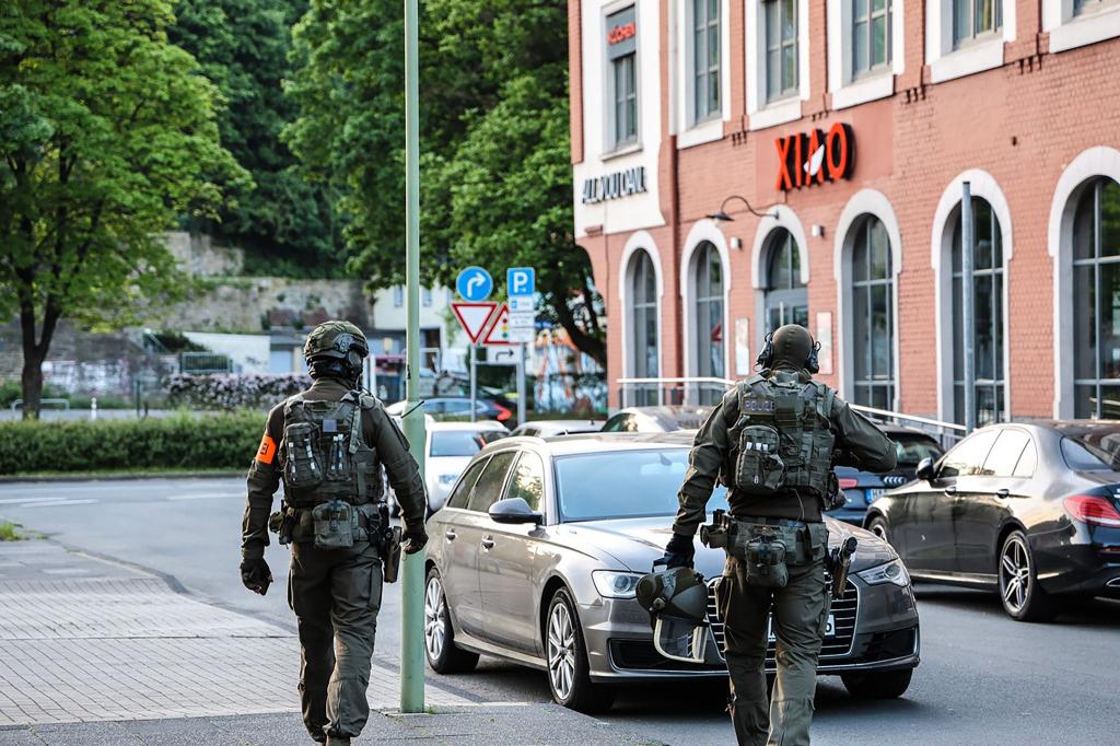 Eine Razzia gegen mutmaßliche Drogen- und Waffenhändler in vier Bundesländern hat auch ein Mehrfamilienhaus in Hagen in den Fokus genommen. - Foto: Alex Talash/dpa