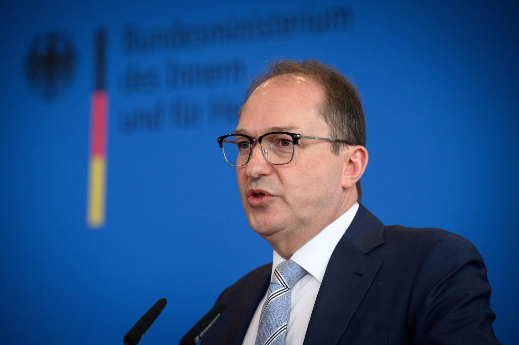 Bundesinnenminister Alexander Dobrindt (CSU) hatte schon vor seinem Amtsantritt Verschärfungen in der Migrationspolitik angekündigt. - Foto: Bernd von Jutrczenka/dpa