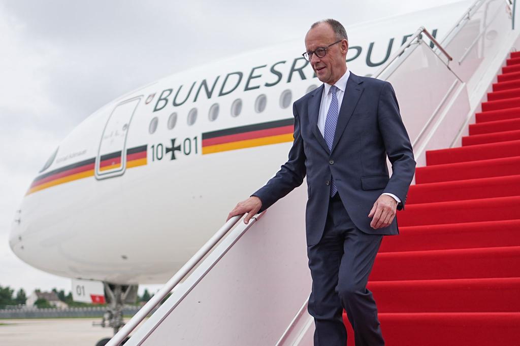 Der neue Bundeskanzler ist zu seinem ersten Besuch im Ausland in Paris eingetroffen. - Foto: Michael Kappeler/dpa
