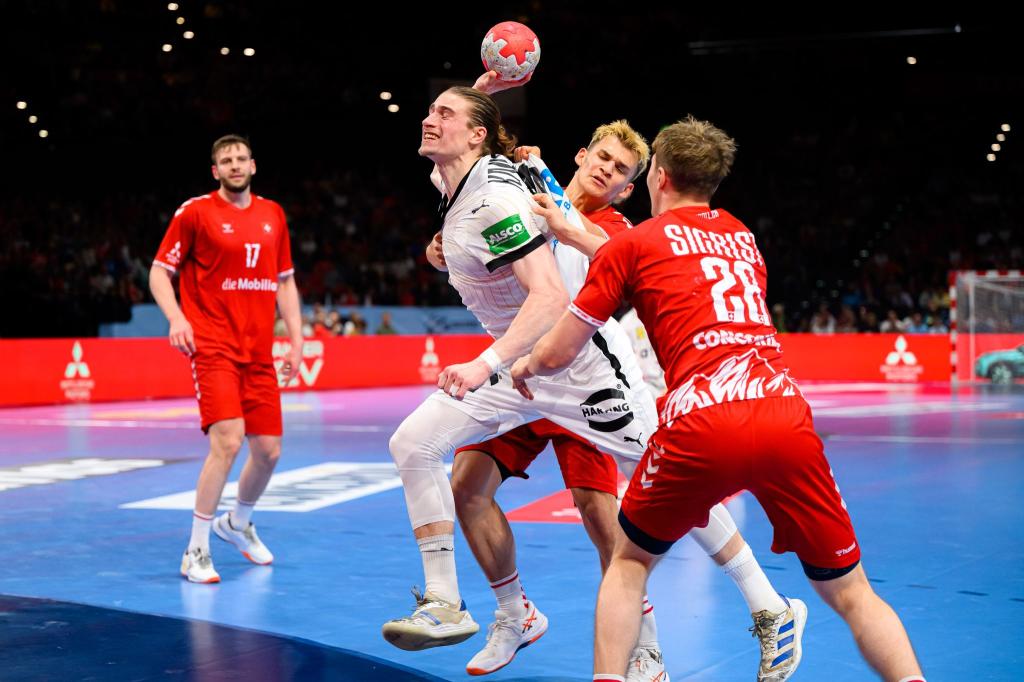 Juri Knorr sicherte den deutschen Handballern gegen die Schweiz in letzter Sekunde ein Remis. - Foto: Marco Wolf/wolf-sportfoto/Marco Wolf