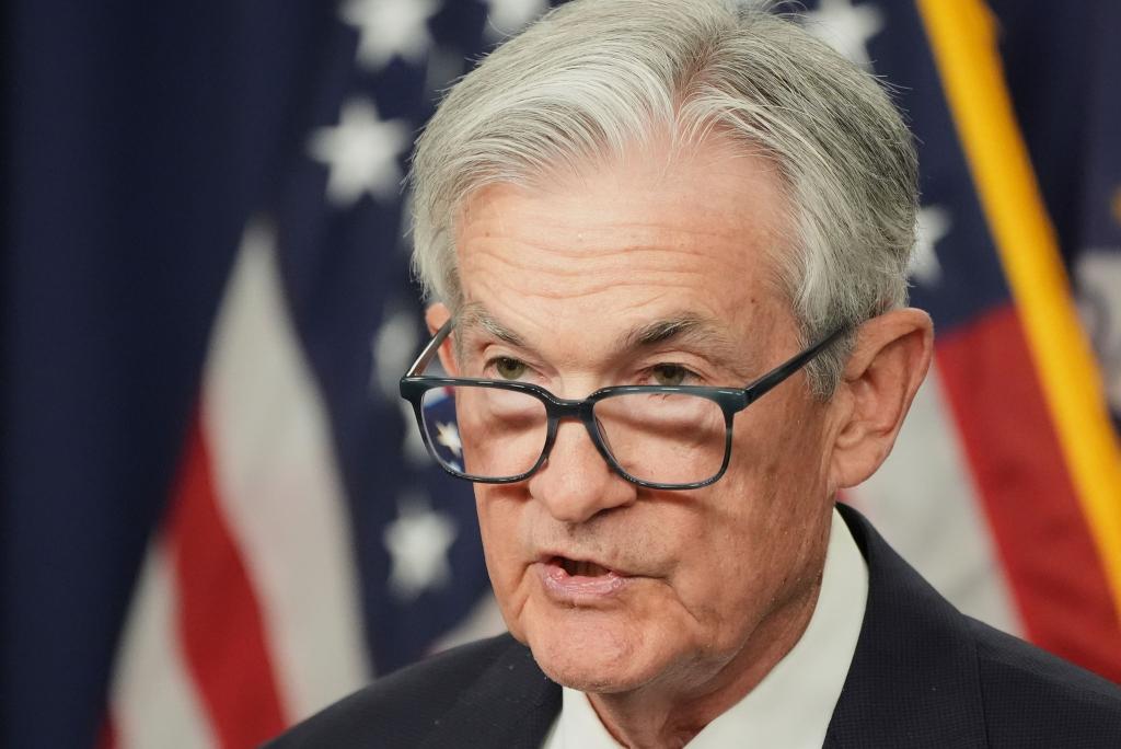 Fed-Chef Powell warnt vor den Auswirkungen hoher Zölle. - Foto: Jacquelyn Martin/AP/dpa