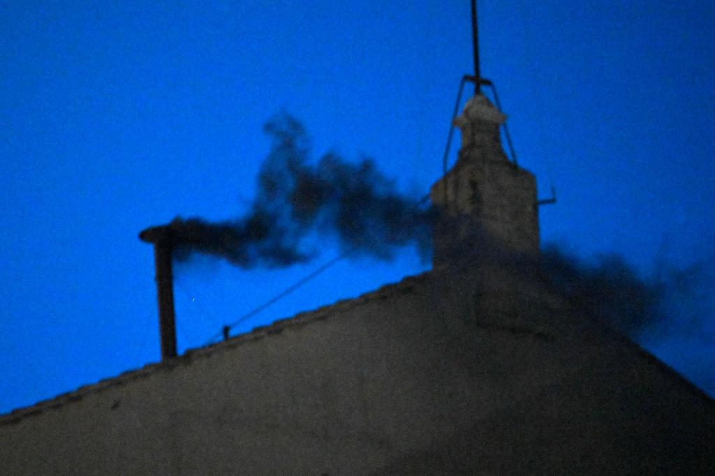 Schwarzer Rauch steigt am ersten Tag des Konklaves aus dem Schornstein auf dem Dach der Sixtinischen Kapelle. - Foto: Stefano Spaziani/EUROPA PRESS/dpa