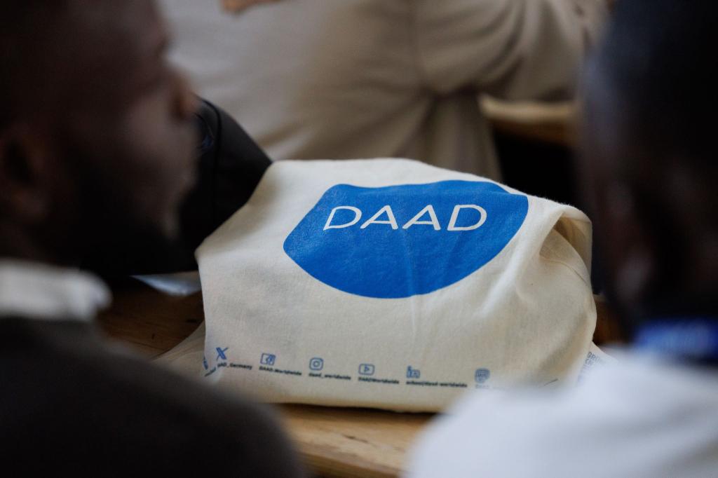 Der DAAD rechnet damit, dass das Interesse am Forschungsstandort Deutschland steigt (Symbolbild). - Foto: Friso Gentsch/dpa