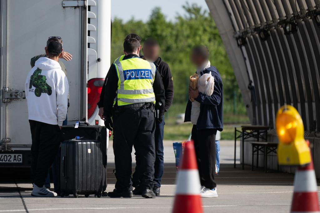 In den Ländern laufen teils verstärkte Kontrollen an. - Foto: Sebastian Kahnert/dpa