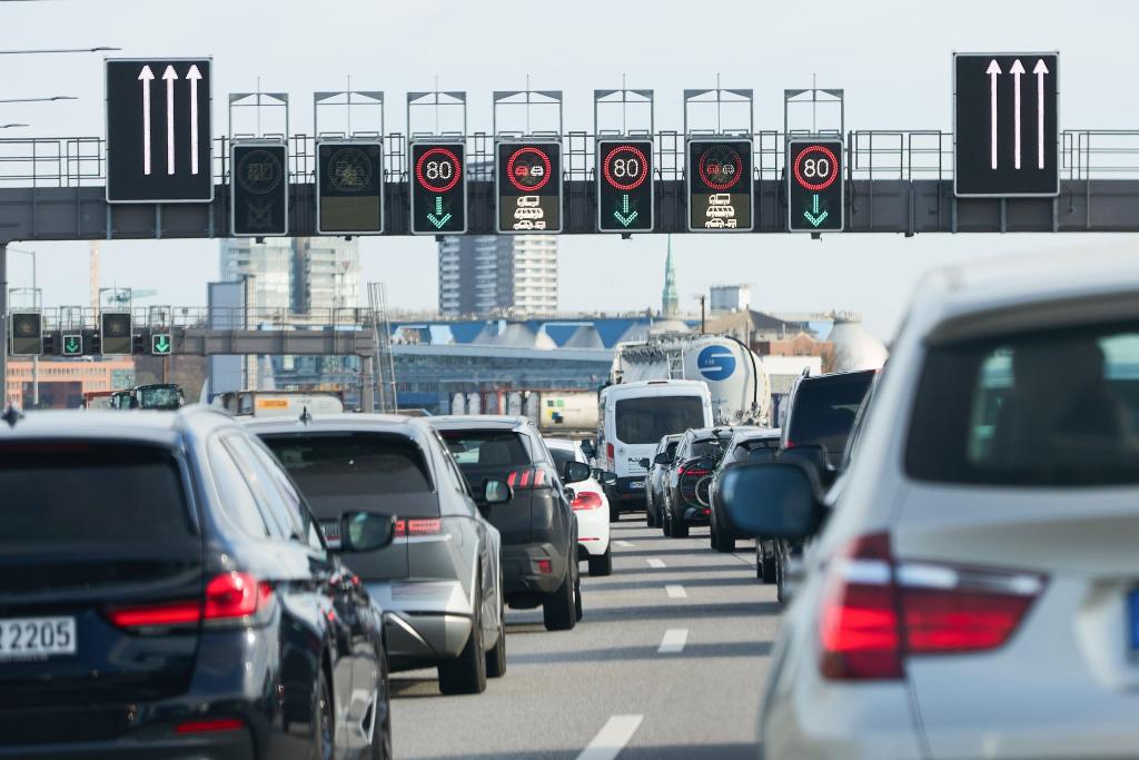 Autobauer bekommen in der EU mehr Zeit, um sich an Klimavorgaben zu halten. (Archivbild) - Foto: Georg Wendt/dpa