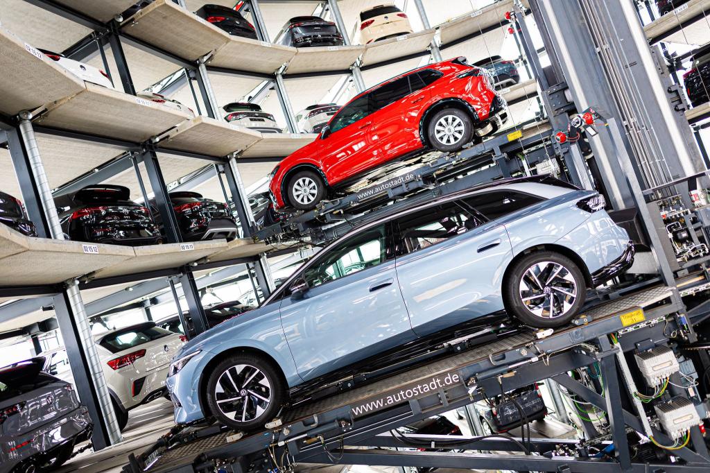 Der ID.7 (vorne) war sowohl im April als auch in den ersten vier Monaten des Jahres die Nummer eins auf dem deutschen Elektroautomarkt. (Archivbild) - Foto: Moritz Frankenberg/dpa