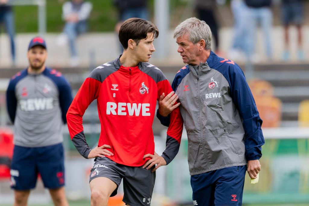 Guter Draht zu den Spielern: Funkel beim FC-Training. - Foto: Rolf Vennenbernd/dpa