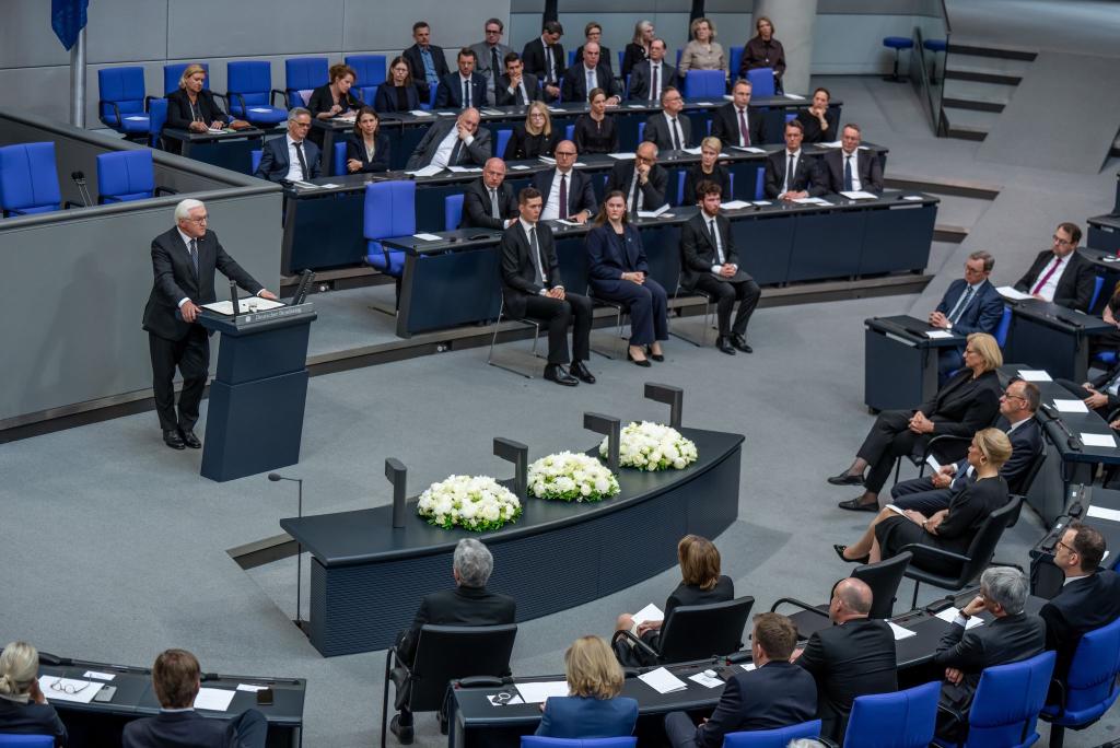 80 Jahre nach Kriegsende: Bundespräsident Steinmeier ruft zum Festhalten an den Lehren aus der NS-Diktatur auf. - Foto: Michael Kappeler/dpa