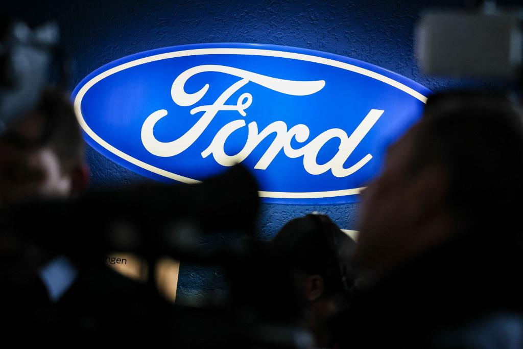 Das Ford-Logo im strahlenden Blau. Die Gegenwart sieht düster aus bei Ford Deutschland. - Foto: Christoph Reichwein/dpa