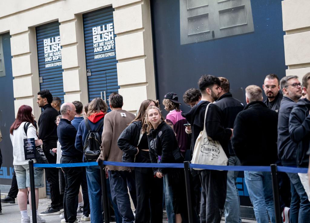 Fans von Billie Eilish kurz vor ihrem Treffen mit ihrem Idol. - Foto: Fabian Sommer/dpa
