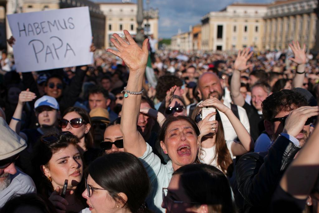 Die Menschenmenge bejubelt den neuen Papst. - Foto: Emilio Morenatti/AP/dpa