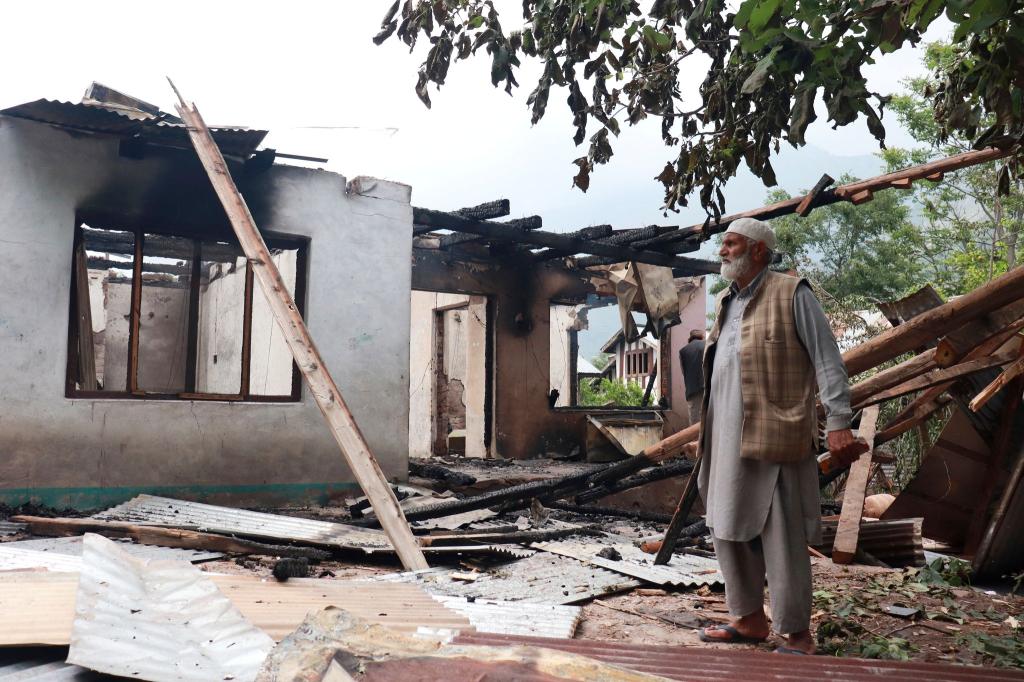 Ein Anwohner im indisch kontrollierten Kaschmir steht neben einem Haus, das durch pakistanischen Artilleriebeschuss beschädigt worden sein soll. (Foto Archiv) - Foto: Junaid Bhat/AP/dpa