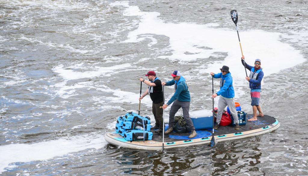 Für einen guten Zweck wollen vier Männer auf einem Board die Weser von Hann. Münden im Landkreis Göttingen bis nach Bremerhaven paddeln. - Foto: Julian Stratenschulte/dpa
