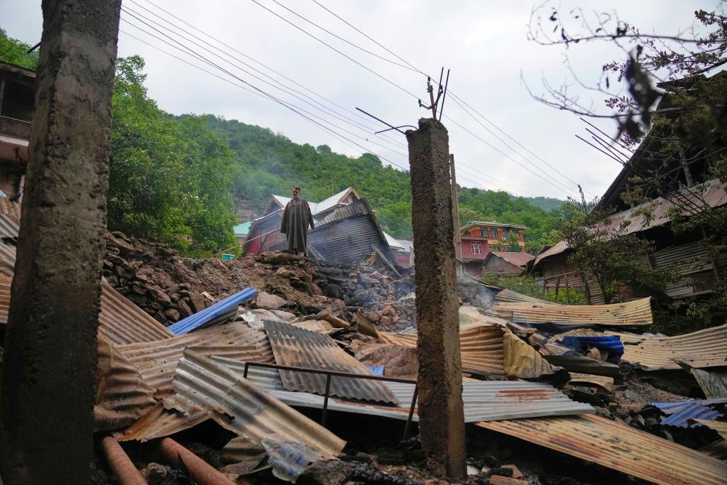 Ein Mann inspiziert sein beschädigtes Haus nach dem nächtlichen Beschuss aus Pakistan im Dorf Gingal im Bezirk Uri im indisch kontrollierten Kaschmir. - Foto: Dar Yasin/AP/dpa