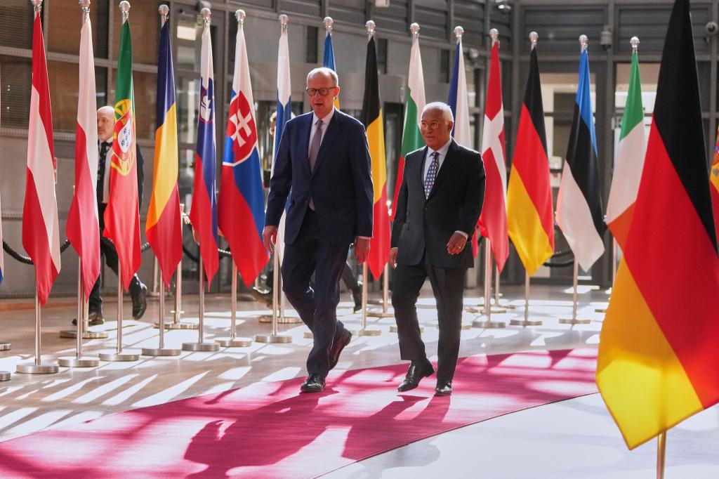 Bundeskanzler Merz Antrittsbesuch in Brüssel: Der deutsche Bundeskanzler Friedrich Merz (l) und der Präsident des Europäischen Rates, Antonio Costa, gehen vor einem Treffen im EU-Ratsgebäude. - Foto: Virginia Mayo/AP/dpa