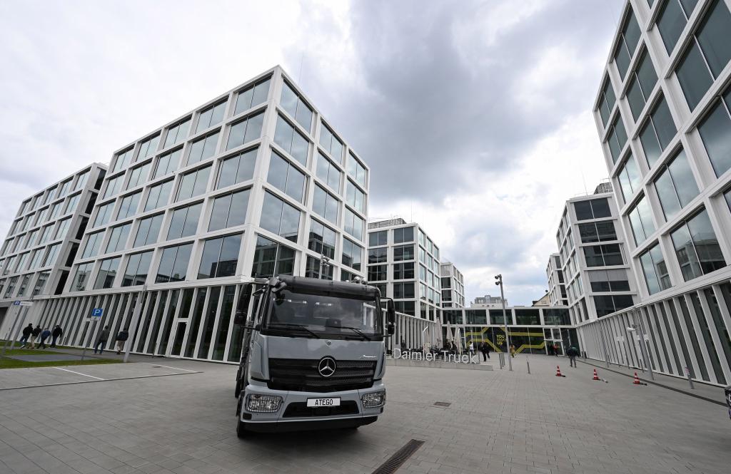 Daimler Truck will die Kosten in Deutschland senken. - Foto: Bernd Weißbrod/dpa