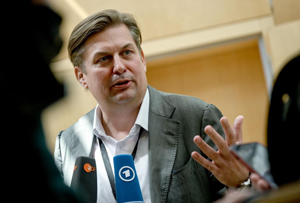 Gegen den AfD-Politiker Maximilian Krah läuft ein Ermittlungsverfahren wegen des Verdachts der Bestechlichkeit und Geldwäsche (Archivbild). - Foto: Britta Pedersen/dpa