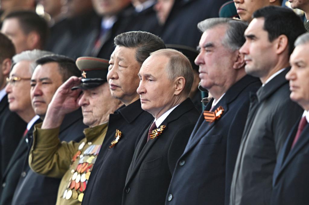 Zum 80. Jahrestag des Sieges über Nazi-Deutschland nahm der russische Präsident Wladimir Putin die traditionelle Militärparade auf dem Roten Platz in Moskau ab. - Foto: Sergei Bobylev/Photo host agency RIA Novosti/AP/dpa