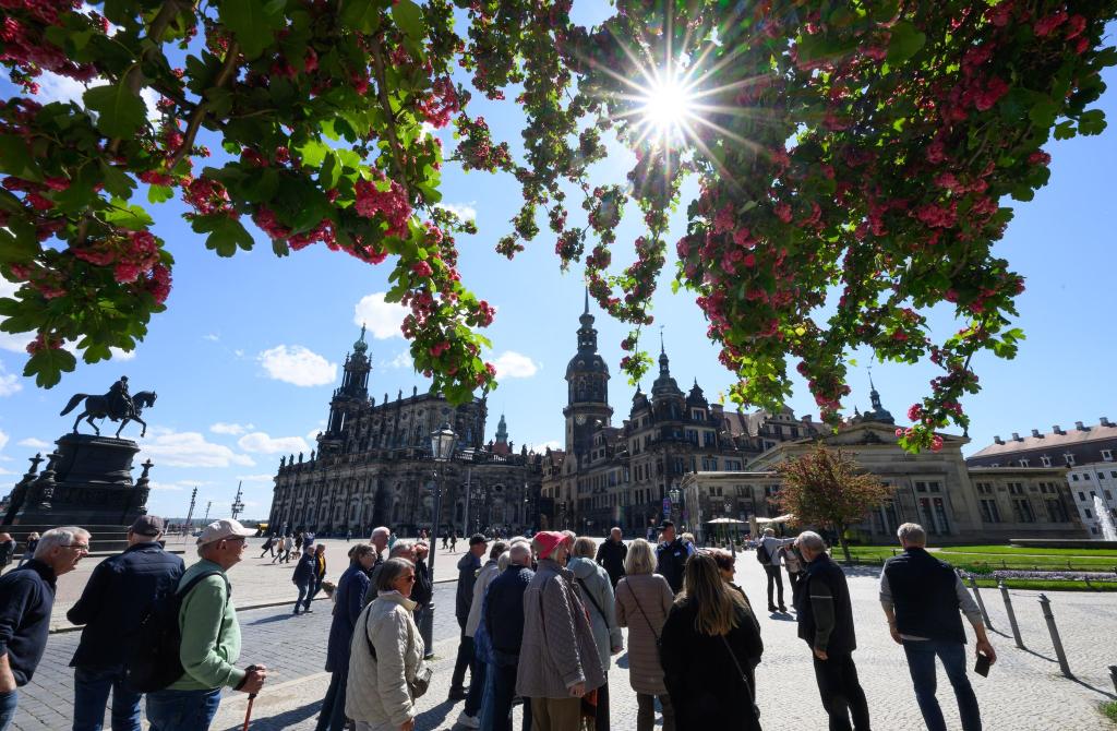 Bei schönem Wetter gehen viele Leute auf dem Neumarkt durch die Altstadt in Dresden. - Foto: Robert Michael/dpa