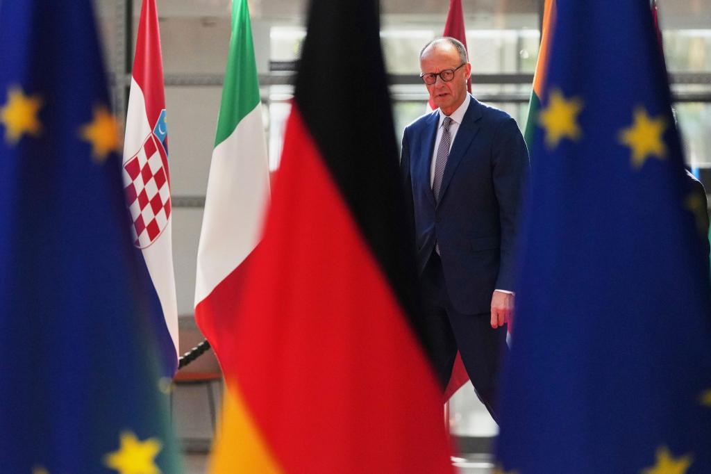 Bundeskanzler Friedrich Merz wirbt im Zollstreit mit den USA für eine Abschaffung aller Abgaben. - Foto: Virginia Mayo/AP/dpa