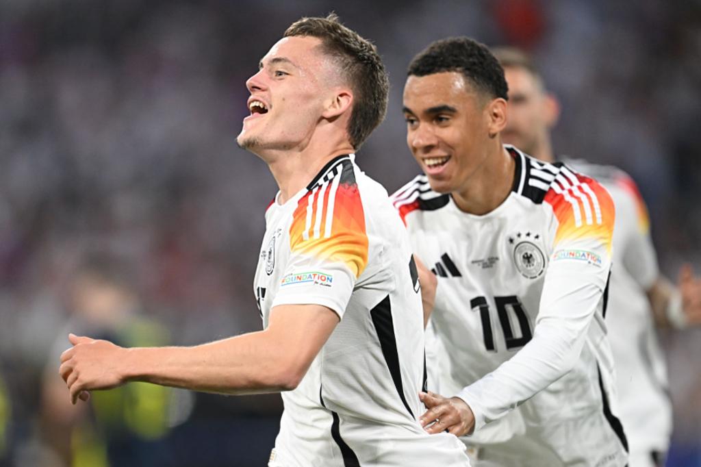 Bald in einer Vereins-Mannschaft? Florian Wirtz (l) und Jamal Musiala. - Foto: Sven Hoppe/dpa