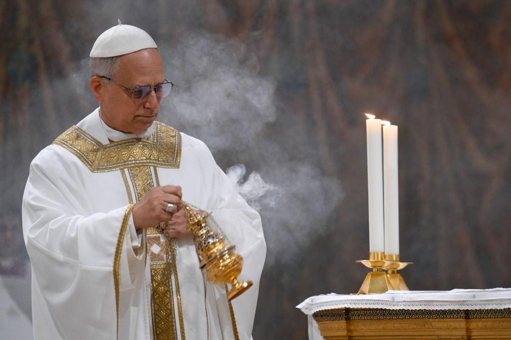 Am Morgen nach seiner Wahl zelebrierte der neue Papst eine Messe in der Sixtinischen Kapelle. - Foto: Uncredited/Vatican media/AP/dpa